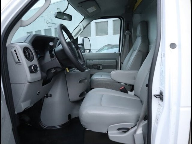 2022 Ford E-Series Cutaway Base