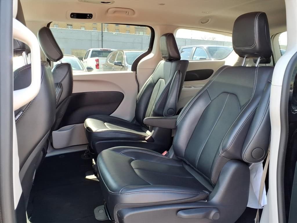 2024 Chrysler Pacifica Hybrid Select